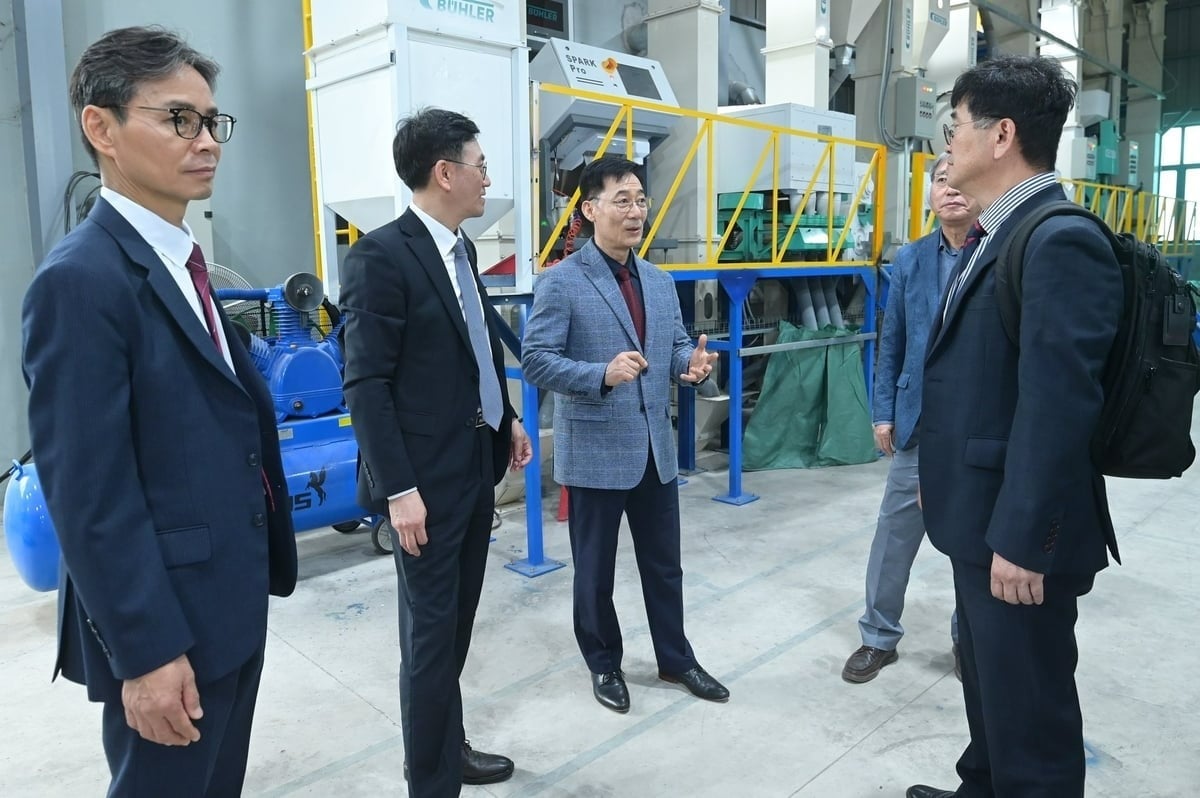 Korean delegates visit the project's post-harvest processing area. Photo: Tung Dinh.