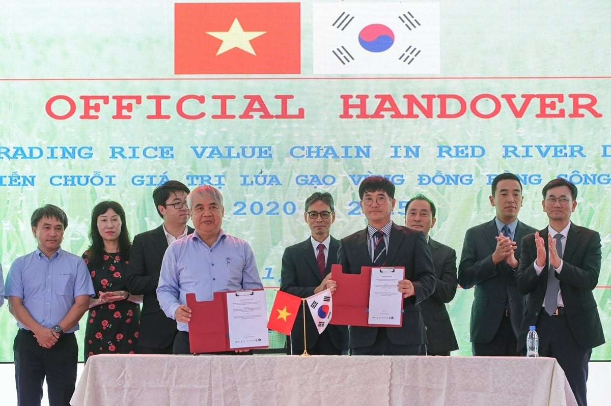 Representatives of KRC and NIAPP signed and handed over the project handover document. Photo: Tung Dinh.