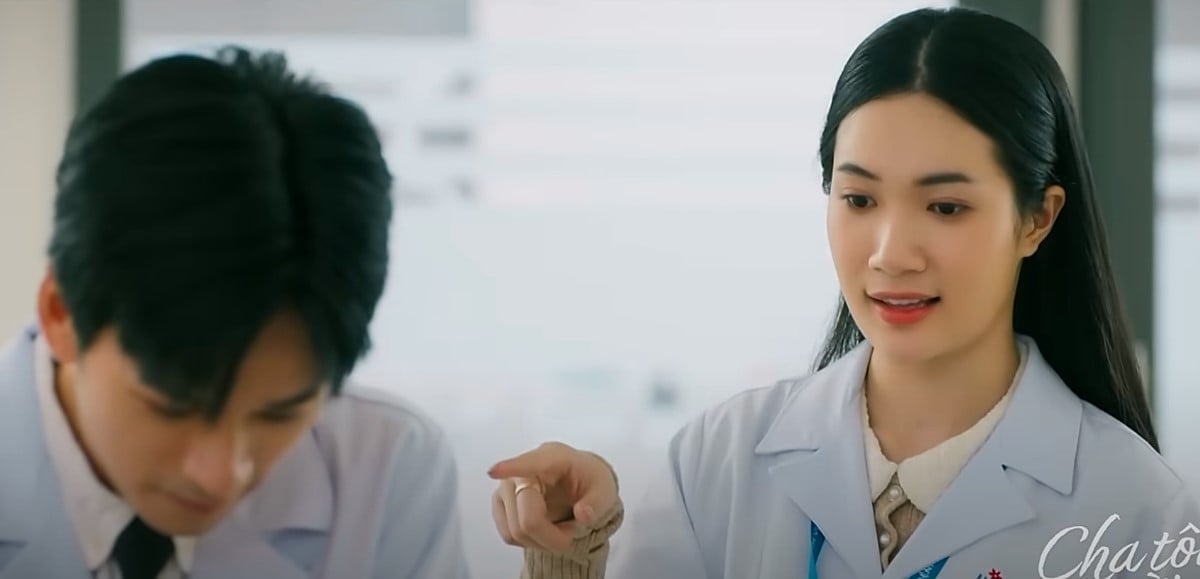 Thảo vô tình thấy Nguyên cười khi nhìn bức ảnh chụp chung với An. Ảnh CMH Thảo vô tình thấy Nguyên cười khi nhìn bức ảnh chụp chung với An. Ảnh CMH