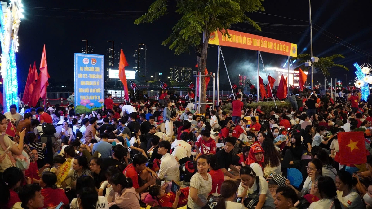 Không khí náo nhiệt bao trùm trung tâm TP.HCM. Tiếng cười nói, tiếng nhạc vang lên từ các thiết bị cá nhân tạo nên một bầu không khí lễ hội. Nhiều người dân chia sẻ, họ đã chuẩn bị từ sớm, mang theo đồ ăn, nước uống và các vật dụng cần thiết để có thể nghỉ ngơi qua đêm. Không khí náo nhiệt bao trùm trung tâm TP.HCM. Tiếng cười nói, tiếng nhạc vang lên từ các thiết bị cá nhân tạo nên một bầu không khí lễ hội. Nhiều người dân chia sẻ, họ đã chuẩn bị từ sớm, mang theo đồ ăn, nước uống và các vật dụng cần thiết để có thể nghỉ ngơi qua đêm.