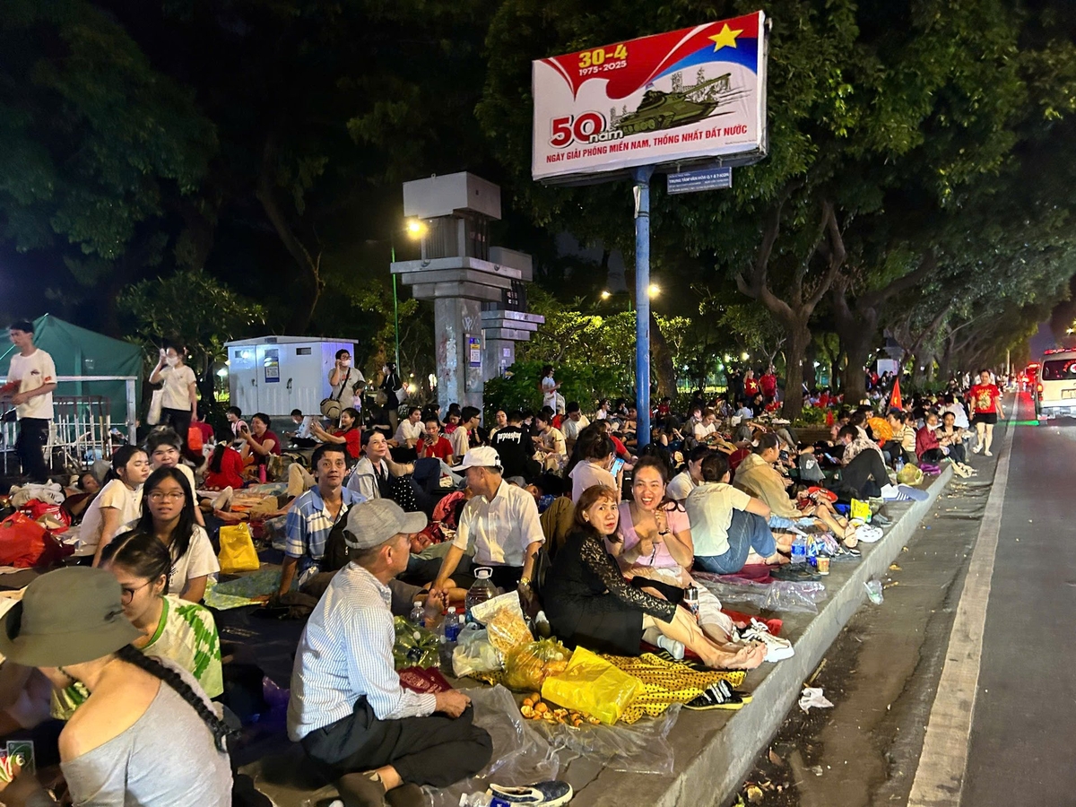 Đến 23h, tại Công viên Lê Văn Tám, nơi đây đã không còn chỗ, vì người dân trải chiếu chờ đợi xem diễu binh. Đến 23h, tại Công viên Lê Văn Tám, nơi đây đã không còn chỗ, vì người dân trải chiếu chờ đợi xem diễu binh.