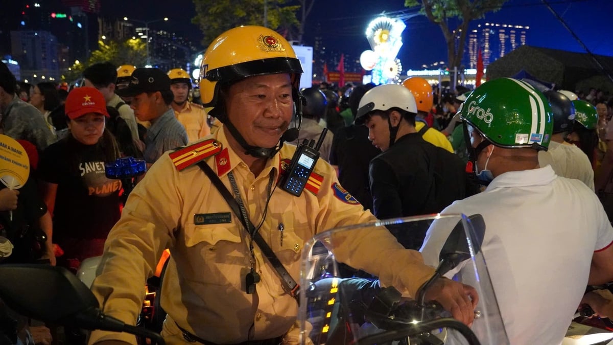 Một chiến sĩ CSGT đang làm nhiệm vụ điều tiết giao thông trong dòng người đông nghịt đổ về đường Lê Duẩn (quận 1) để xem chương trình diễu binh, diễu hành mừng Ngày Giải phóng miền Nam 30/4. Một chiến sĩ CSGT đang làm nhiệm vụ điều tiết giao thông trong dòng người đông nghịt đổ về đường Lê Duẩn (quận 1) để xem chương trình diễu binh, diễu hành mừng Ngày Giải phóng miền Nam 30/4.
