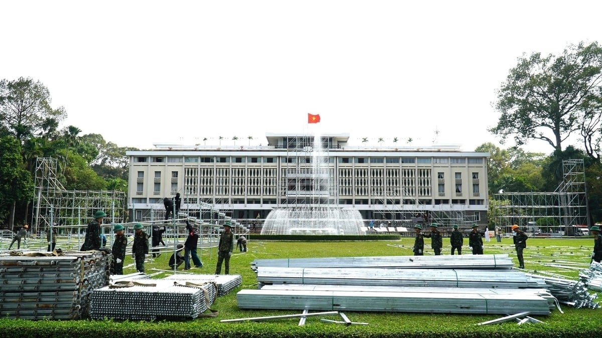 Bà Chính Nghĩa và đồng đội đánh vào Dinh Độc Lập (nay là Dinh Thống Nhất) gây chấn động địa cầu. Ảnh: Trần Phi. Bà Chính Nghĩa và đồng đội đánh vào Dinh Độc Lập (nay là Dinh Thống Nhất) gây chấn động địa cầu. Ảnh: Trần Phi.
