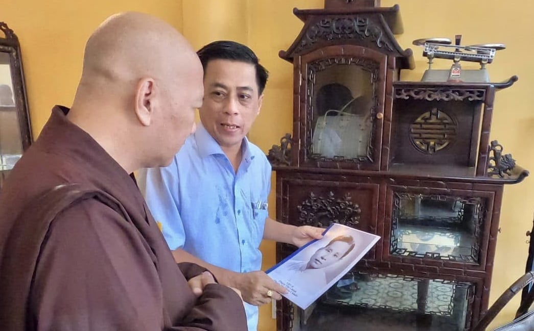 Anh Trần Vũ Bình tường tận cuộc đời cống hiến cho sự nghiệp cách mạng của bà Chinh với phật tử khi ghé thăm Bảo tàng Biệt động Sài Gòn - Gia Định. Ảnh: Đình Du. Anh Trần Vũ Bình tường tận cuộc đời cống hiến cho sự nghiệp cách mạng của bà Chinh với phật tử khi ghé thăm Bảo tàng Biệt động Sài Gòn - Gia Định. Ảnh: Đình Du.