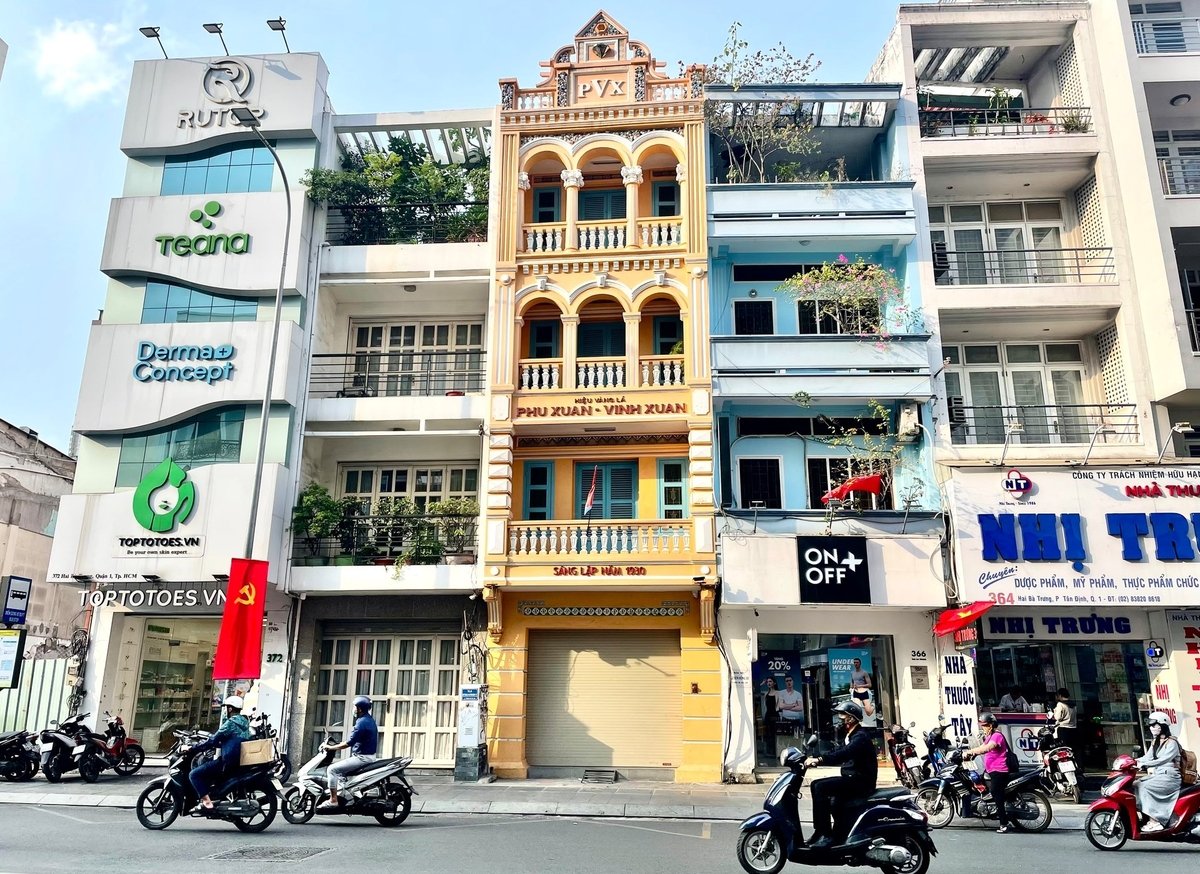 Tiệm vàng Vĩnh Xuân số 296-298 đường Hai Bà Trưng, quận 1, TPHCM (màu vàng) được phục dựng, với vỏ bọc thợ Kim Hoàn, bà Chinh đã hoạt động cách mạng ở nơi đây trong một thời gian dài. Ảnh: Đình Du. Tiệm vàng Vĩnh Xuân số 296-298 đường Hai Bà Trưng, quận 1, TPHCM (màu vàng) được phục dựng, với vỏ bọc thợ Kim Hoàn, bà Chinh đã hoạt động cách mạng ở nơi đây trong một thời gian dài. Ảnh: Đình Du.