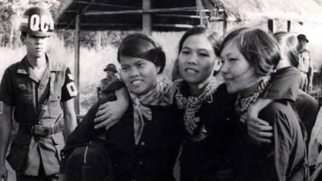 Bà Chính Nghĩa (ở giữa) cùng 2 bạn tù chính trị trong đợt trao trả tù binh Cách mạng. Ảnh: Nhân vật cung cấp. Bà Chính Nghĩa (ở giữa) cùng 2 bạn tù chính trị trong đợt trao trả tù binh Cách mạng. Ảnh: Nhân vật cung cấp.