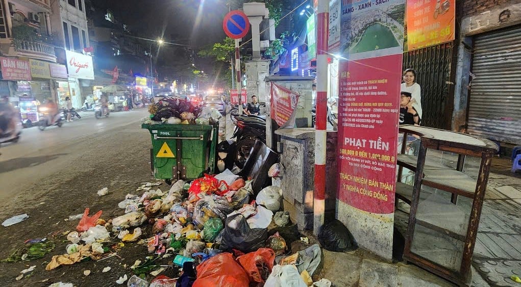 Rác thải tràn lan tại một bãi tập kết rác tự phát ở đầu ngõ chợ Khâm Thiên. Ảnh: Hoàng Hiền.