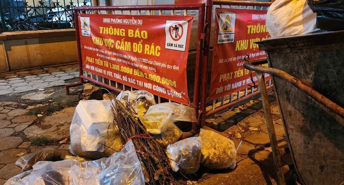 Dù có biển cấm to và rõ ràng, vị trí này vẫn là nơi tập kết rác thải. Hình ảnh ghi nhận trên phố Yết Kiêu. Ảnh: Hoàng Hiền.