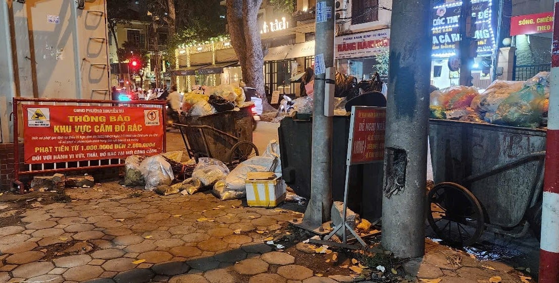 Dù có biển báo lẫn xe thu gom để người dân vứt rác vào, tình trạng rác thải tràn lan vẫn diễn ra. Hình ảnh ghi nhận trên phố Yết Kiêu. Ảnh: Hoàng Hiền.