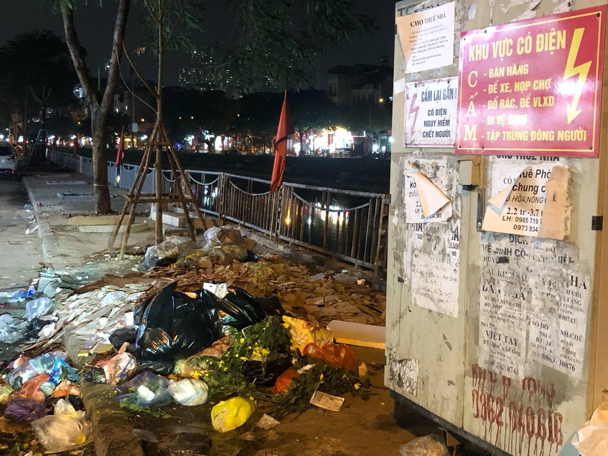 Biển cảnh báo khu vực có điện nguy hiểm, cấm bán hàng, cấm vứt rác... những rác vẫn xuất hiện. Ảnh: Hoàng Hiền.