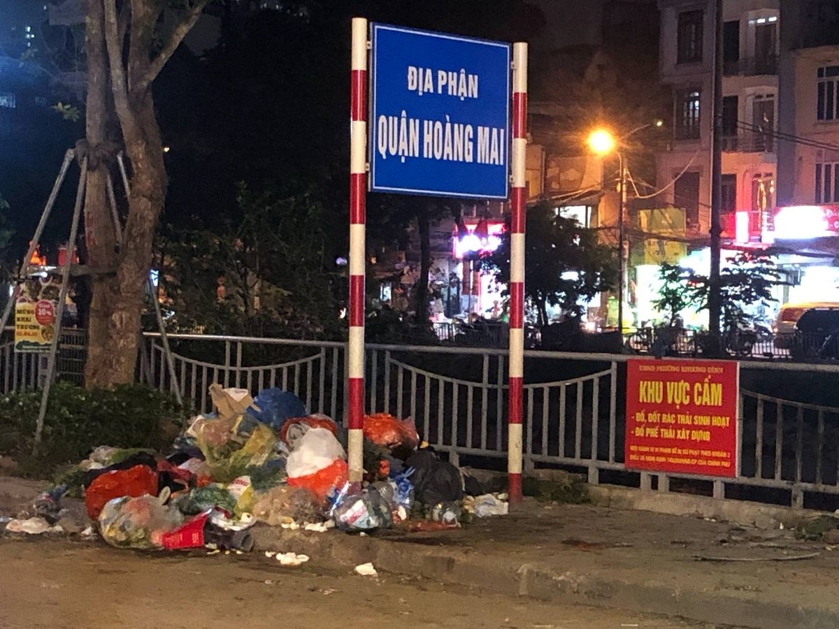 Một 'núi rác' trên đường Vũ Tông Phan. Ảnh: Hoàng Hiền.