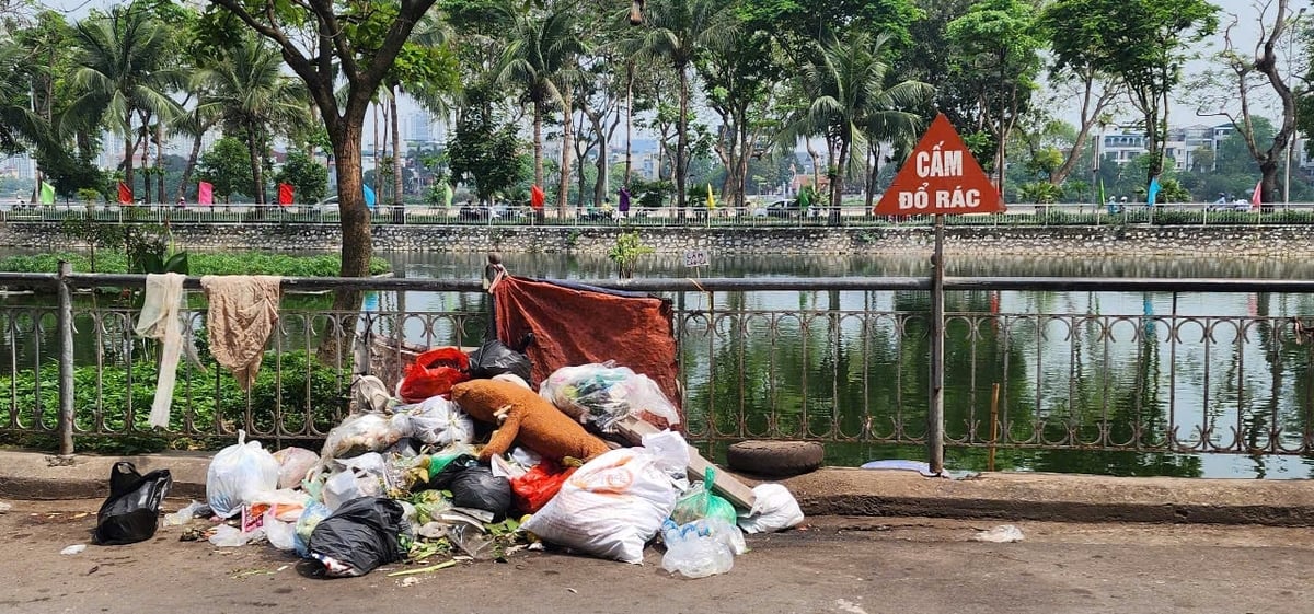 Bãi rác ngay cạnh biển cấm tại chợ Đại Từ (phường Đại Kim, Hoàng Mai). Ảnh: Hoàng Hiền.