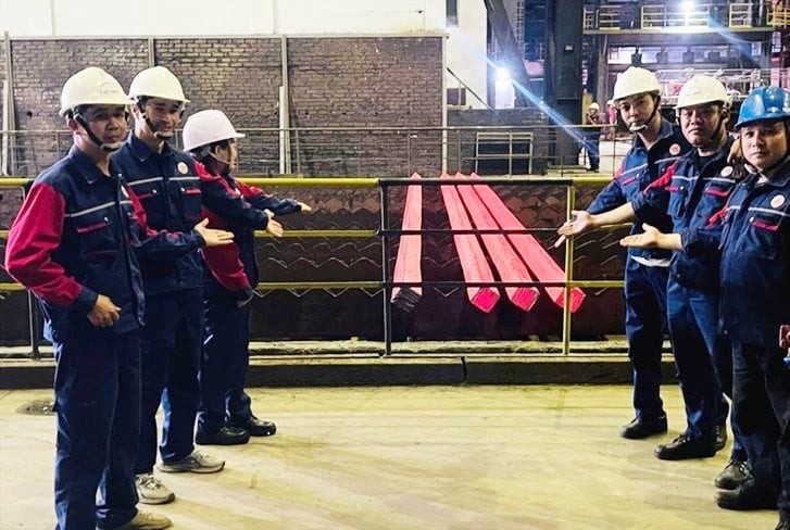 Đúng 20h20 ngày 29/4, Nhà máy Gang thép Lào Cai chính thức ra lò mẻ phôi thép đầu tiên sau khi hoạt động trở lại. Ảnh: VNSTEEL.