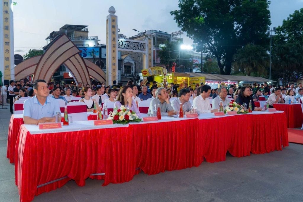 Lễ khai mạc 'Huế - Kinh đô ẩm thực' 2025. Ảnh: Xuân Phương Lễ khai mạc 'Huế - Kinh đô ẩm thực' 2025. Ảnh: Xuân Phương