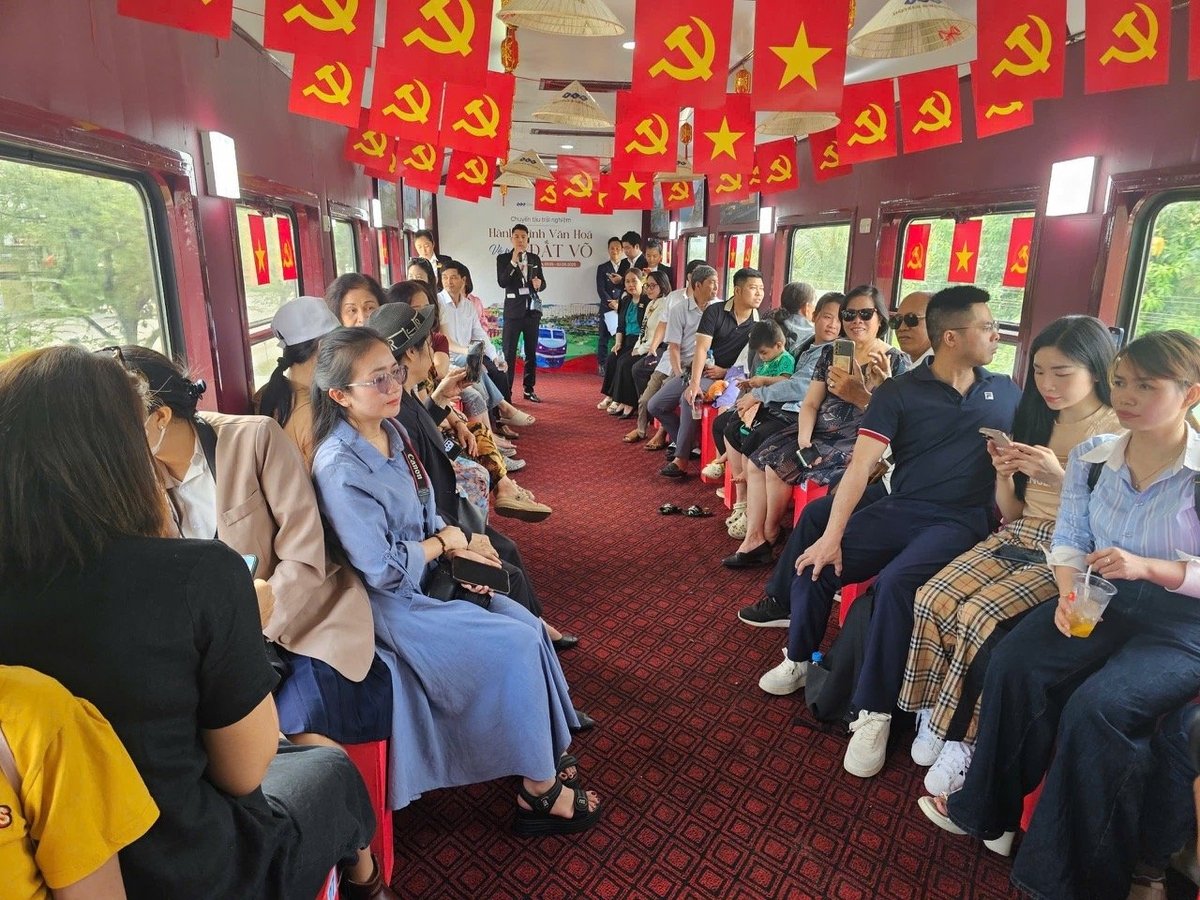 Chuyến tàu trải nghiệm 'Hành trình văn hóa về miền đất Võ' thu hút đông đảo du khách. Ảnh: V.Đ.T.