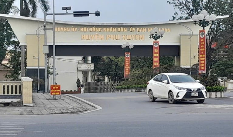 UBND huyện Phú Xuyên (Hà Nội) vừa ký hai quyết định tạm đình chỉ việc điều hành đối với 2 chủ tịch xã, thị trấn liên quan đến vi phạm đất đai và trật tự xây dựng. Ảnh: Quang Thành.