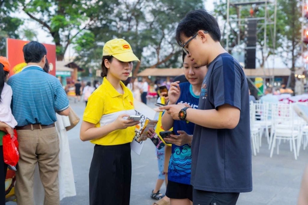 Khách tham quan được hướng dẫn thông tin về bản đồ ẩm thực trực tuyến thuộc đề án 'Biến Tấu Vạn Nguyên Liệu, Nấu Triệu Món Việt'. Ảnh: Thao Giang. Khách tham quan được hướng dẫn thông tin về bản đồ ẩm thực trực tuyến thuộc đề án 'Biến Tấu Vạn Nguyên Liệu, Nấu Triệu Món Việt'. Ảnh: Thao Giang.