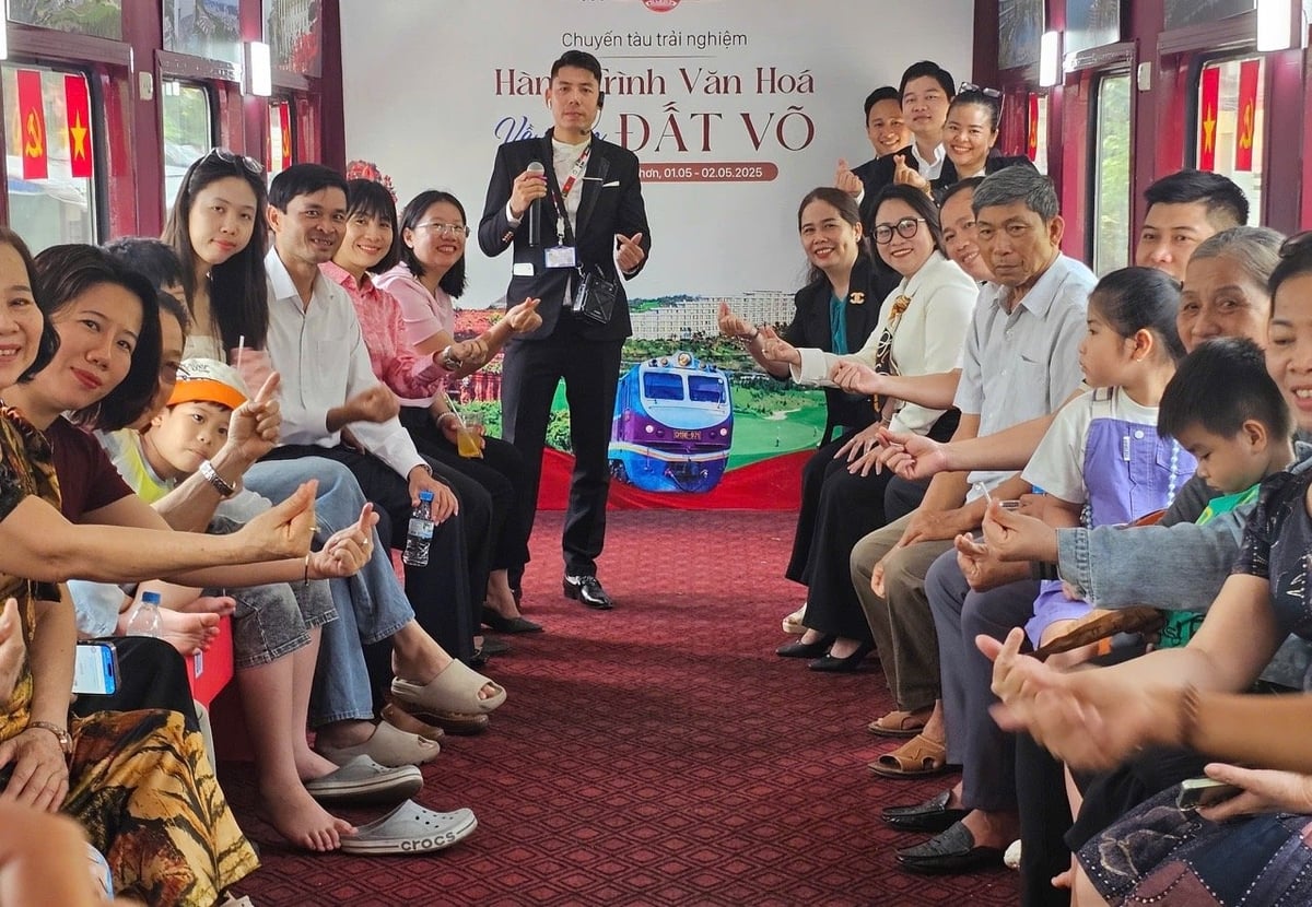 Xuyên suốt chuyến đi, du khách được nghe những câu chuyện lịch sử-văn hóa Bình Định qua thuyết minh sinh động của đội ngũ hướng dẫn viên. Ảnh: V.Đ.T.