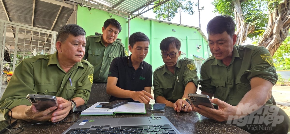 Cán bộ nhân viên của các Phân trường thuộc BQL rừng phòng hộ Xuân Lộc đang tập huấn ứng dụng công nghệ Smart trong công tác tuần tra bảo vệ rừng. Ảnh: Minh Sáng.