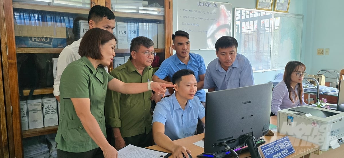 Tất cả dữ liệu thu thập trong quá trình tuần tra tại các Phân trường được cập nhật liên tục và chuyển về máy chủ trung tâm tại BQL. Bộ phận chuyên trách đang theo dõi phân tích các thông tin chính xác để đưa ra giải pháp nhanh nhất. Ảnh: Minh Sáng.