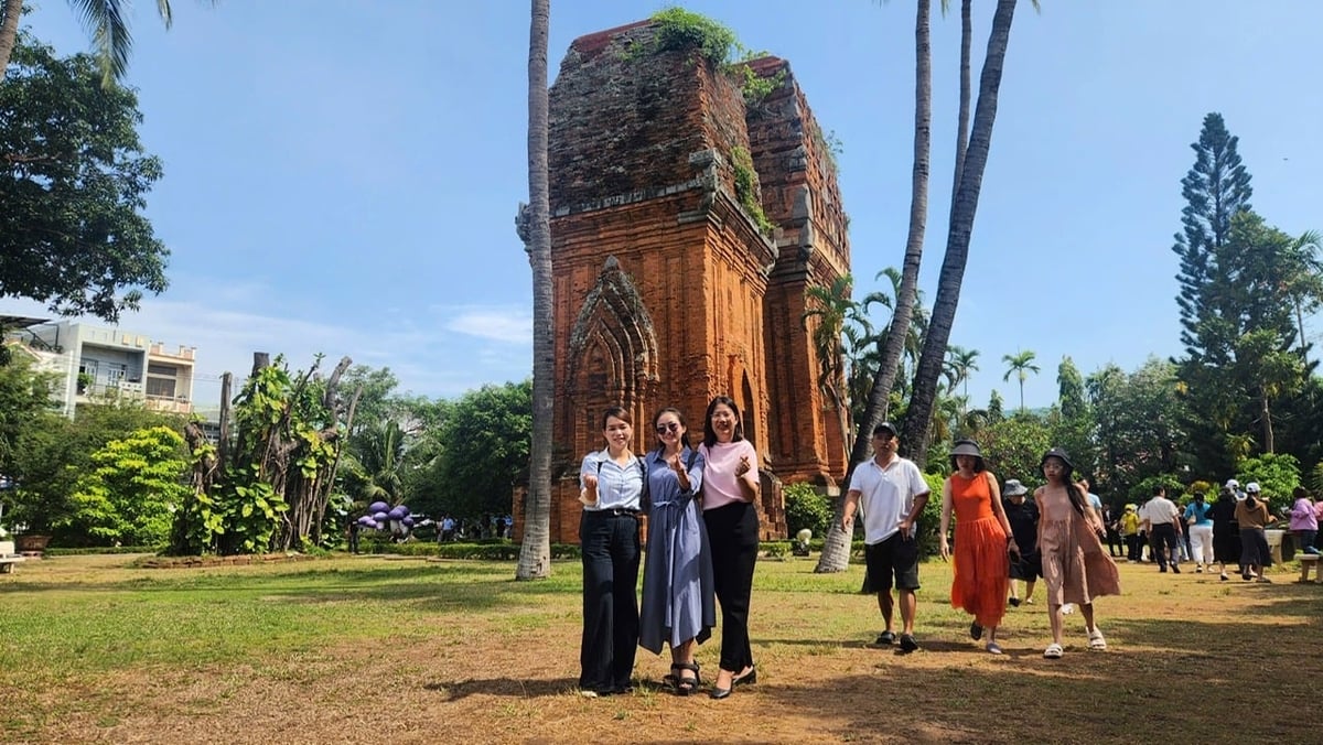 Du khách tham quan tháp Đôi, cụm di tích Chăm Pa độc đáo giữa lòng thành phố Quy Nhơn. Ảnh: V.Đ.T.