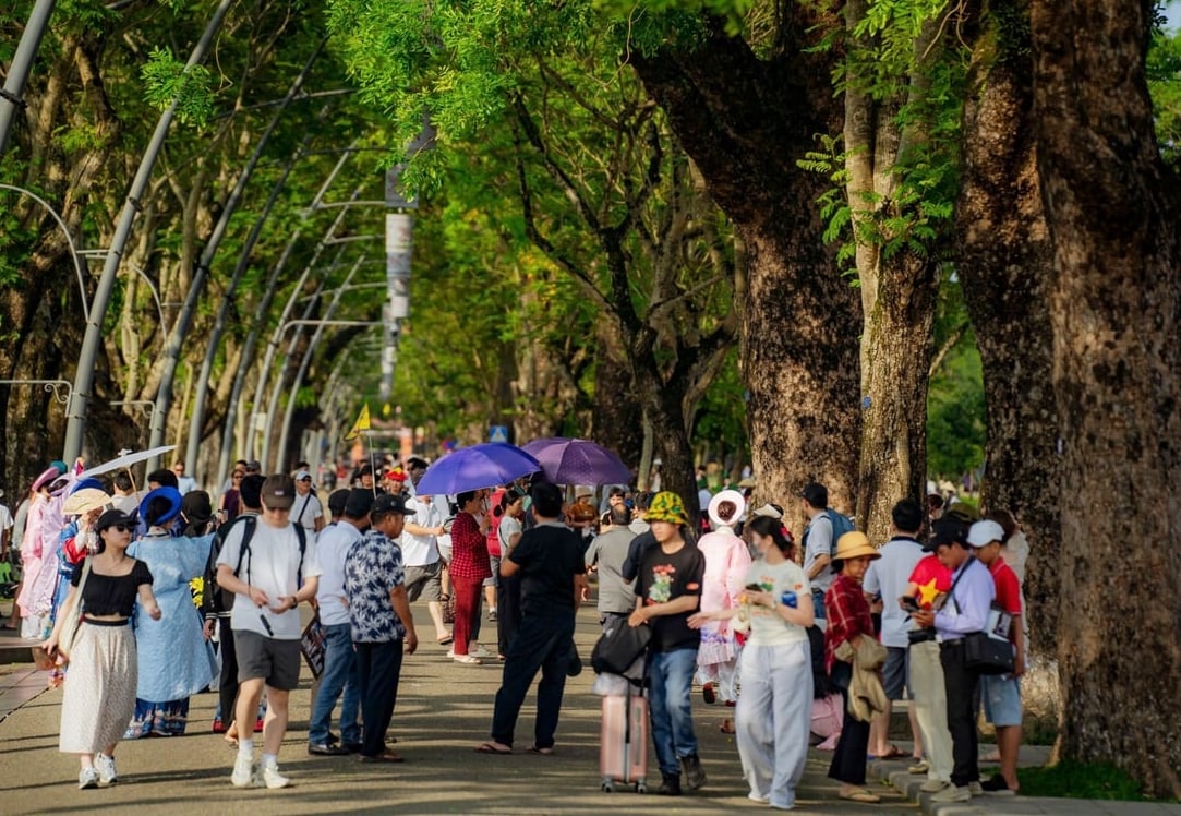 Sức hút của thành phố có 8 di sản thế giới được UNESCO công nhận, gồm Quần thể Di tích Cố đô Huế (năm 1993), Âm nhạc cung đình Việt Nam - Nhã nhạc (2003), Mộc bản triều Nguyễn (2009), Châu bản triều Nguyễn (2014), Thơ văn trên kiến trúc cung đình Huế (2016), Những bản đúc nổi trên Cửu Đỉnh (2024), Thực hành tín ngưỡng thờ Mẫu Tam phủ (2016) và Nghệ thuật Bài Chòi Trung Bộ (2017) khiến du khách không thể không chọn Huế làm điểm du lịch vào các dịp lễ. Sức hút của thành phố có 8 di sản thế giới được UNESCO công nhận, gồm Quần thể Di tích Cố đô Huế (năm 1993), Âm nhạc cung đình Việt Nam - Nhã nhạc (2003), Mộc bản triều Nguyễn (2009), Châu bản triều Nguyễn (2014), Thơ văn trên kiến trúc cung đình Huế (2016), Những bản đúc nổi trên Cửu Đỉnh (2024), Thực hành tín ngưỡng thờ Mẫu Tam phủ (2016) và Nghệ thuật Bài Chòi Trung Bộ (2017) khiến du khách không thể không chọn Huế làm điểm du lịch vào các dịp lễ.