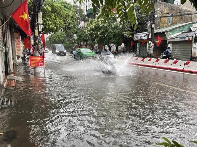 Nhiều tuyến phố nước ngập lụt bánh xe, các phương tiện di chuyển khó khăn. Ảnh: Minh Khang. Nhiều tuyến phố nước ngập lụt bánh xe, các phương tiện di chuyển khó khăn. Ảnh: Minh Khang.