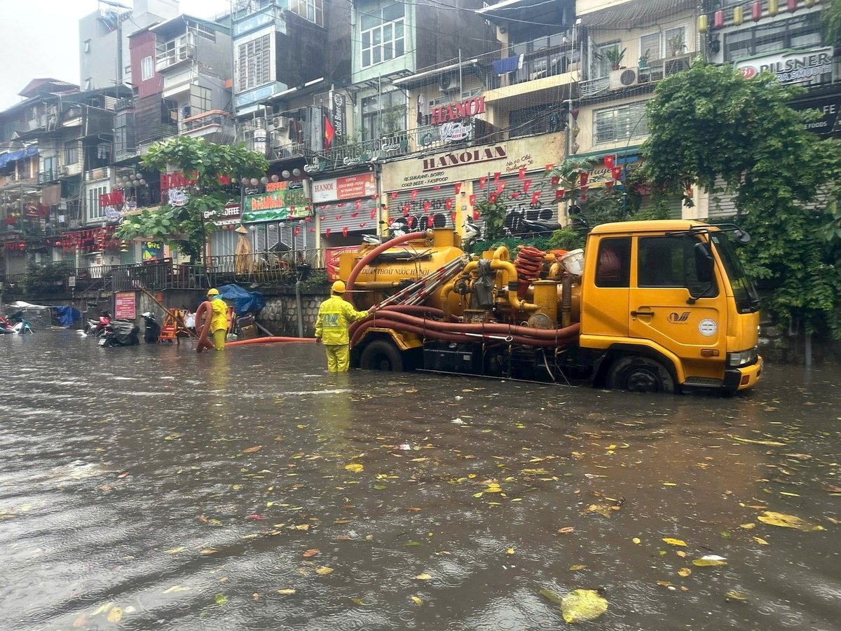 Tại đường Phùng Hưng, nước có thời điểm ngập cao tới đầu gối. Ảnh: Sơn Bách. Tại đường Phùng Hưng, nước có thời điểm ngập cao tới đầu gối. Ảnh: Sơn Bách.