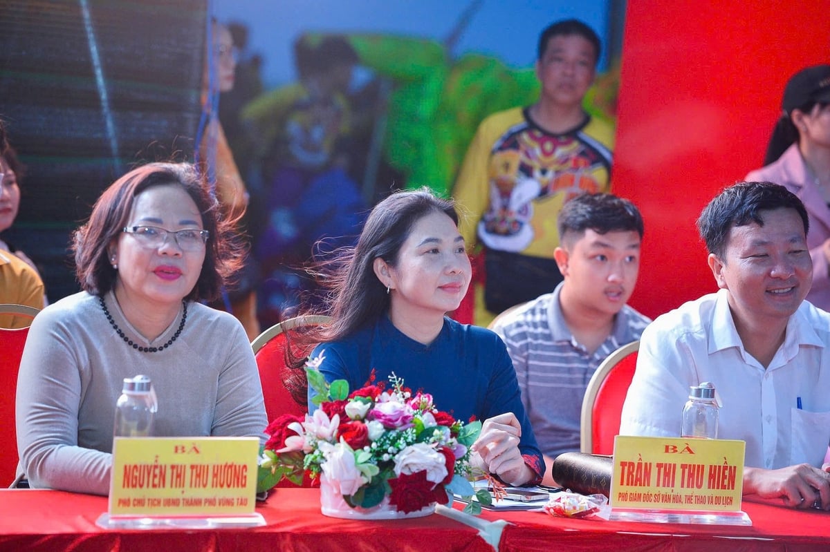 Bà Trần Thị Thu Hiền - Phó Giám đốc Sở Văn hóa, Thể thao và Du lịch Bà Rịa – Vũng Tàu tại Lễ khai mạc Liên hoan Diều nghệ thuật, Giải đua thuyền buồm quốc tế và Giải Lân - Sư - Rồng mở rộng năm 2025. Ảnh BTC.