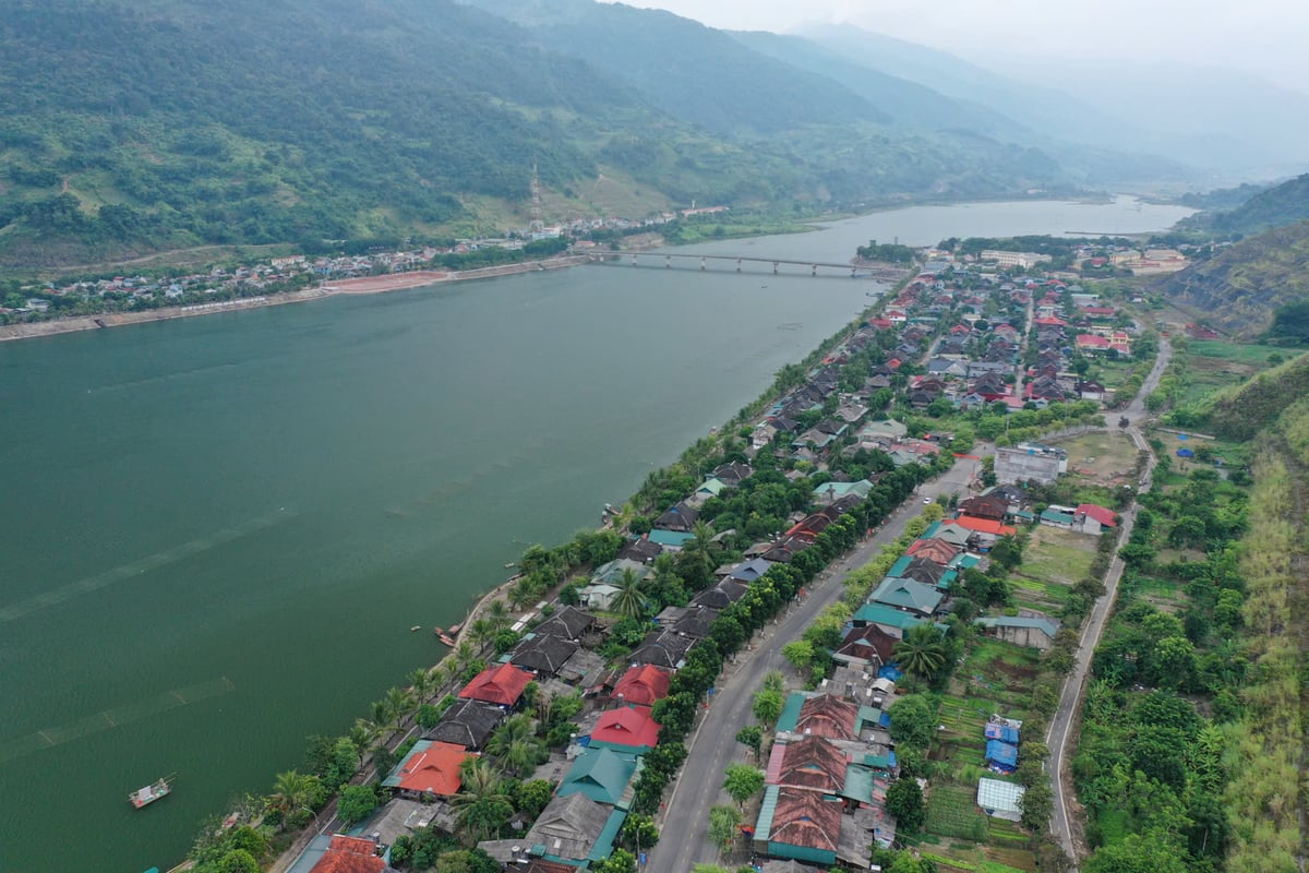 Ngày nay, mạng lưới điện phủ rộng khắp cả nước với tỷ lệ đấu nối lưới điện đến hộ gia đình rất cao. Ảnh: Tùng Đinh. Ngày nay, mạng lưới điện phủ rộng khắp cả nước với tỷ lệ đấu nối lưới điện đến hộ gia đình rất cao. Ảnh: Tùng Đinh.