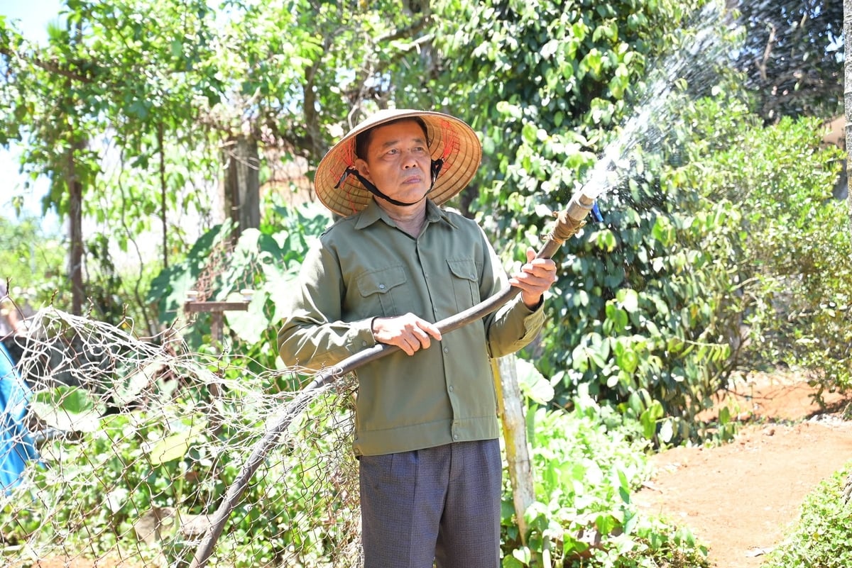 Ông Phạm Tiến Mạnh, trú tại tổ dân phố 5, phường Nghĩa Trung cảm thấy an tâm và vui mừng khi nghe thông tin UBND tỉnh Đắk Nông có văn bản chính thức huỷ bỏ dự án 24ha nằm trên đất của gia đình ông. Ảnh: Phạm Hoài.