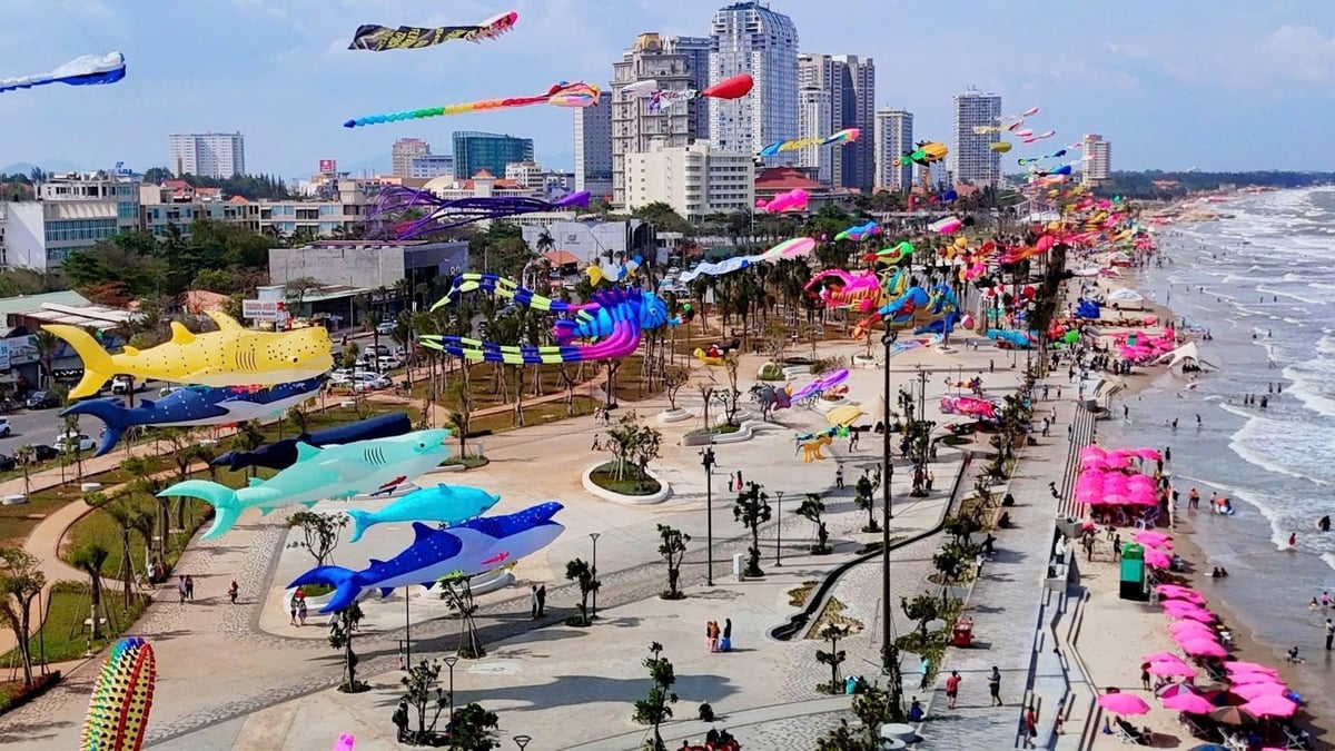 Những cánh diều đủ màu sắc tung bay trên bãi biển Vũng Tàu. Ảnh: Mạnh Cường.