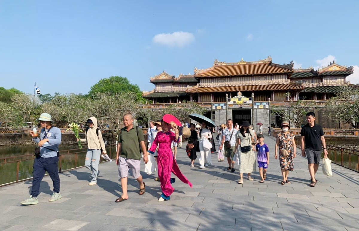 Dịp này, để kiểm soát tình trạng 'chặt chém', ngành du lịch TP Huế đã triển khai đồng bộ các giải pháp. Cụ thể như: Triển khai đến các đơn vị kinh doanh du lịch về việc đảm bảo an ninh an toàn và chất lượng dịch vụ; đăng ký giá, niêm yết công khai giá và bán đúng giá niêm yết; chấp hành các quy định về bảo vệ trật tự xã hội, đảm bảo an ninh, an toàn, phòng chống cháy nổ, vệ sinh môi trường. Phối hợp với các đơn vị liên quan kiểm tra liên ngành trước và trong dịp lễ tại đơn vị kinh doanh du lịch (cơ sở lưu trú, dịch vụ ăn uống, vui chơi giải trí, điểm tham quan, phương tiện vận chuyển du khách...) về việc đảm bảo an ninh an toàn và chất lượng dịch vụ, giá cả. Dịp này, để kiểm soát tình trạng 'chặt chém', ngành du lịch TP Huế đã triển khai đồng bộ các giải pháp. Cụ thể như: Triển khai đến các đơn vị kinh doanh du lịch về việc đảm bảo an ninh an toàn và chất lượng dịch vụ; đăng ký giá, niêm yết công khai giá và bán đúng giá niêm yết; chấp hành các quy định về bảo vệ trật tự xã hội, đảm bảo an ninh, an toàn, phòng chống cháy nổ, vệ sinh môi trường. Phối hợp với các đơn vị liên quan kiểm tra liên ngành trước và trong dịp lễ tại đơn vị kinh doanh du lịch (cơ sở lưu trú, dịch vụ ăn uống, vui chơi giải trí, điểm tham quan, phương tiện vận chuyển du khách...) về việc đảm bảo an ninh an toàn và chất lượng dịch vụ, giá cả.