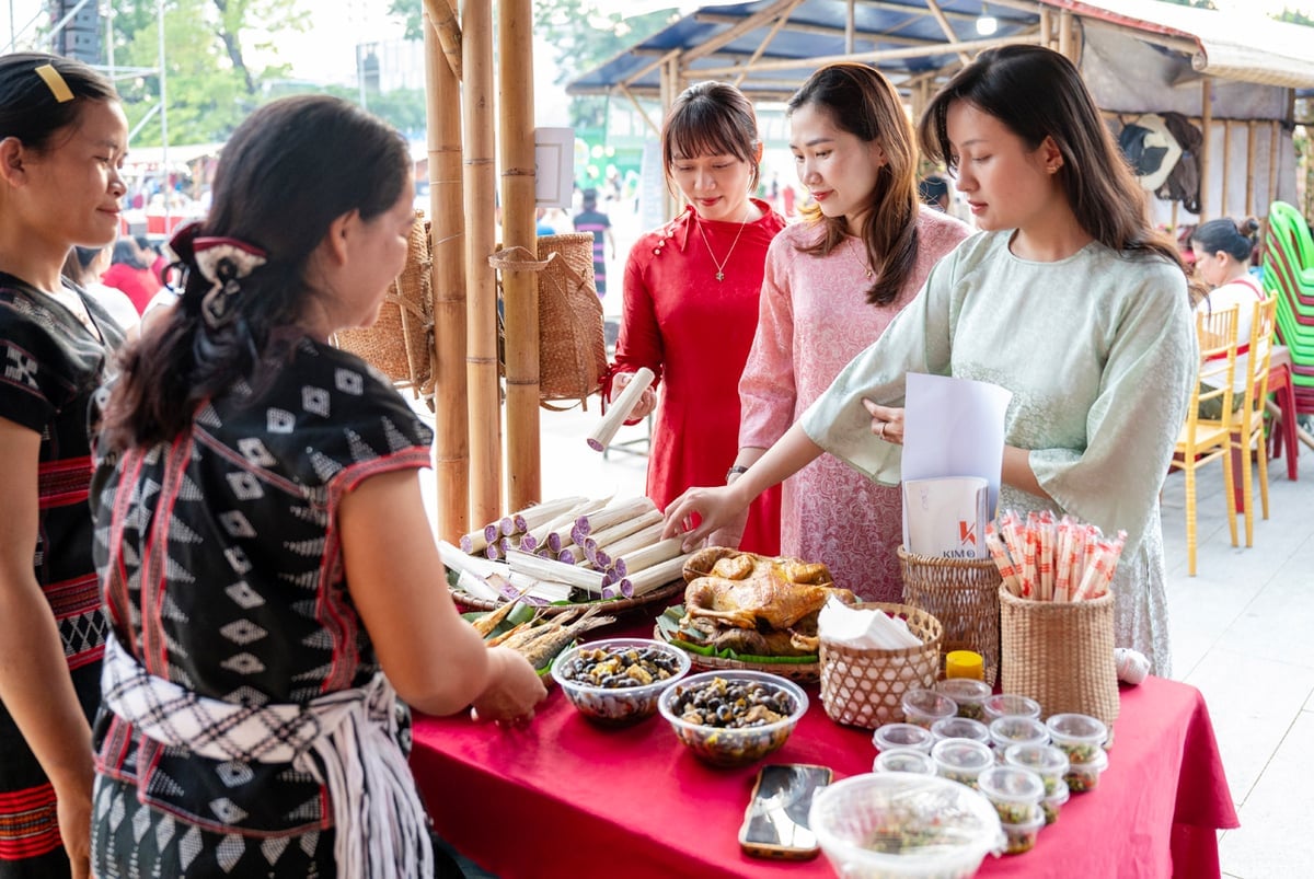 Năm nay, ngành du lịch Huế dự báo sẽ tăng trưởng mạnh, khi Huế đăng cai Năm Du lịch Quốc gia 2025. Tổng lượt khách từ đầu năm đến nay lên hơn 2 triệu lượt (tăng gần 63%). Doanh thu du lịch đạt 3.650 tỷ đồng, tăng 41%. Năm nay, ngành du lịch Huế dự báo sẽ tăng trưởng mạnh, khi Huế đăng cai Năm Du lịch Quốc gia 2025. Tổng lượt khách từ đầu năm đến nay lên hơn 2 triệu lượt (tăng gần 63%). Doanh thu du lịch đạt 3.650 tỷ đồng, tăng 41%.