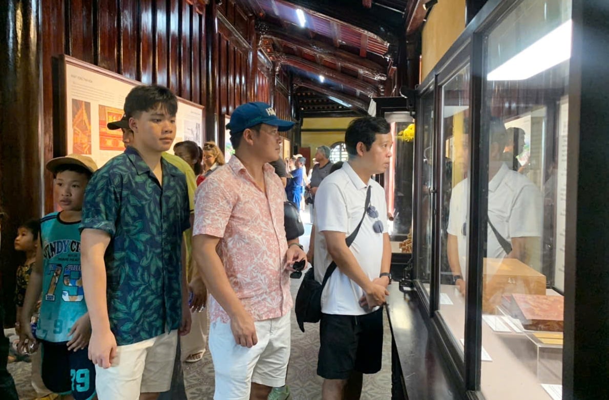 Du khách chăm chú khi tham quan các điểm di tích trong Đại nội Huế. Du khách chăm chú khi tham quan các điểm di tích trong Đại nội Huế.