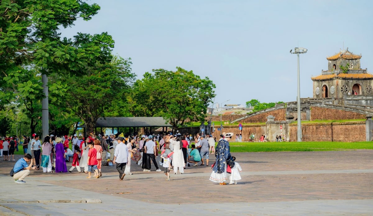 Các điểm di tích ở Huế là nơi thu hút nhiều nhất du khách trong dịp lễ này. Riêng trong ngày 30/4 đã đón 18.796 lượt. Các điểm di tích ở Huế là nơi thu hút nhiều nhất du khách trong dịp lễ này. Riêng trong ngày 30/4 đã đón 18.796 lượt.