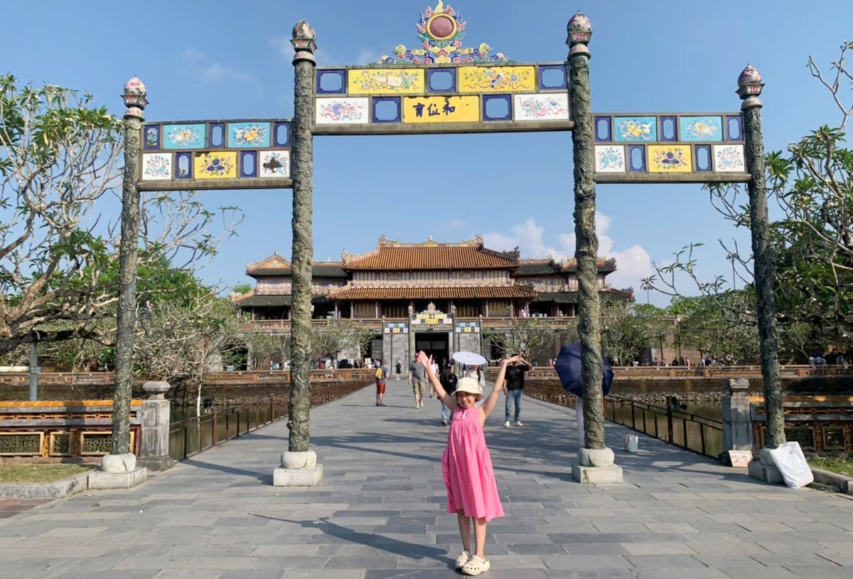 Bà Trần Thị Hoài Trâm - Giám đốc Sở Du lịch TP Huế - cho biết, nhằm phục vụ người dân và du khách trong dịp nghỉ lễ 30/4 - 1/5/2025 một cách chu đáo và an toàn, ngành du lịch Huế đã chủ động phối hợp với các cơ quan chức năng triển khai đồng bộ nhiều giải pháp và kế hoạch kích cầu du lịch trong năm, như: Tăng cường công tác đảm bảo an ninh trật tự, vệ sinh môi trường, vệ sinh an toàn thực phẩm, kiểm soát giá cả dịch vụ, cũng như tổ chức các hoạt động vui chơi giải trí… hấp dẫn, đáp ứng nhu cầu tham quan, nghỉ dưỡng của người dân và du khách. Bà Trần Thị Hoài Trâm - Giám đốc Sở Du lịch TP Huế - cho biết, nhằm phục vụ người dân và du khách trong dịp nghỉ lễ 30/4 - 1/5/2025 một cách chu đáo và an toàn, ngành du lịch Huế đã chủ động phối hợp với các cơ quan chức năng triển khai đồng bộ nhiều giải pháp và kế hoạch kích cầu du lịch trong năm, như: Tăng cường công tác đảm bảo an ninh trật tự, vệ sinh môi trường, vệ sinh an toàn thực phẩm, kiểm soát giá cả dịch vụ, cũng như tổ chức các hoạt động vui chơi giải trí… hấp dẫn, đáp ứng nhu cầu tham quan, nghỉ dưỡng của người dân và du khách.