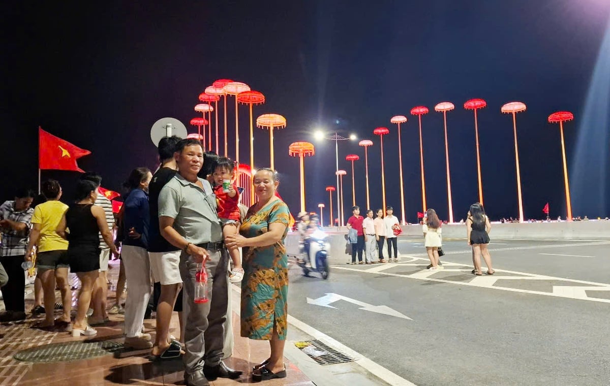 Cầu Nguyễn Hoàng vừa đưa vào sử dụng cũng là một địa điểm thu hút nhiều người về đêm. Cầu có dạng vòm thép, dài 380m, rộng 43m, 5 nhịp dầm, 6 làn xe, làn đi bộ rộng 3m; có 60 cột đèn trang trí như những chiếc 'lọng che vua' ngày xưa; nằm trong dự án đường Nguyễn Hoàng và cầu vượt sông Hương với tổng mức đầu tư hơn 2.280 tỷ đồng. Cây cầu tạo điểm nhấn về cảnh quan, góp phần hoàn thiện mạng lưới giao thông, chống ùn tắc, phát triển du lịch dịch vụ và cải thiện, nâng cao đời sống dân sinh. Cầu Nguyễn Hoàng vừa đưa vào sử dụng cũng là một địa điểm thu hút nhiều người về đêm. Cầu có dạng vòm thép, dài 380m, rộng 43m, 5 nhịp dầm, 6 làn xe, làn đi bộ rộng 3m; có 60 cột đèn trang trí như những chiếc 'lọng che vua' ngày xưa; nằm trong dự án đường Nguyễn Hoàng và cầu vượt sông Hương với tổng mức đầu tư hơn 2.280 tỷ đồng. Cây cầu tạo điểm nhấn về cảnh quan, góp phần hoàn thiện mạng lưới giao thông, chống ùn tắc, phát triển du lịch dịch vụ và cải thiện, nâng cao đời sống dân sinh.