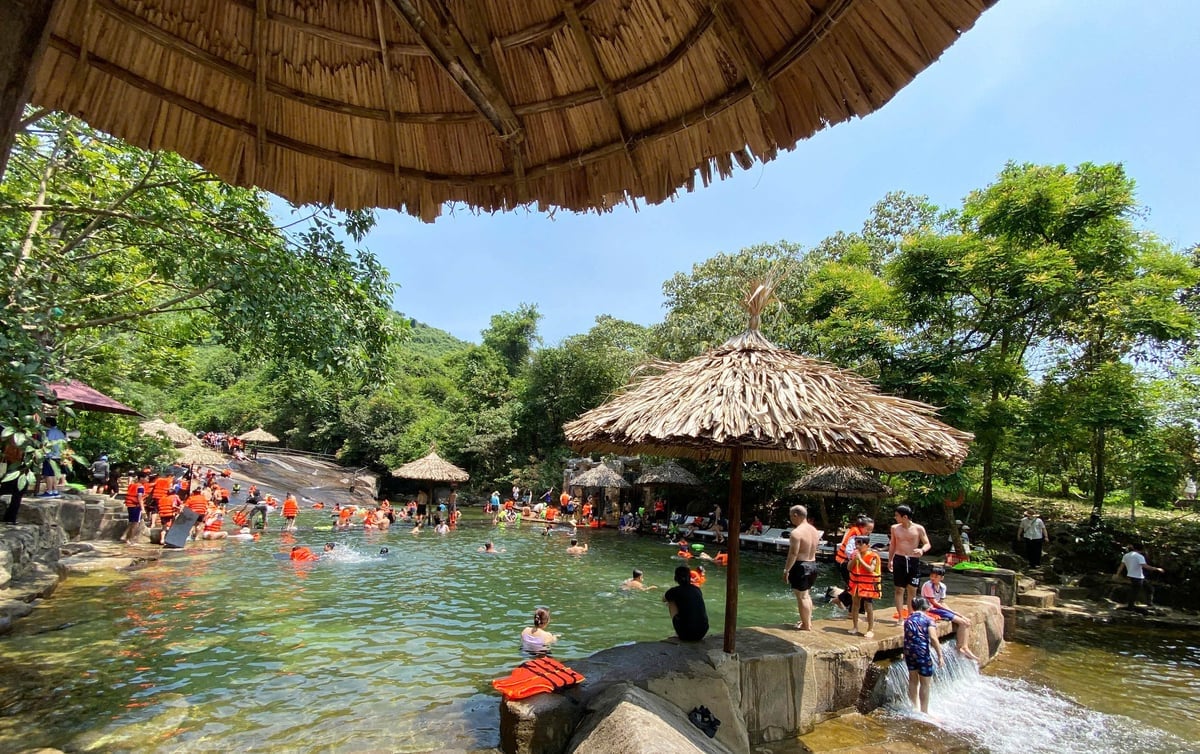 Trong ảnh là Khu du lịch Bạch Mã Village (huyện Phú Lộc). Đây là điểm suối thác nổi bật được đông đảo du khách chọn lựa khi đến Huế. Trong ảnh là Khu du lịch Bạch Mã Village (huyện Phú Lộc). Đây là điểm suối thác nổi bật được đông đảo du khách chọn lựa khi đến Huế.