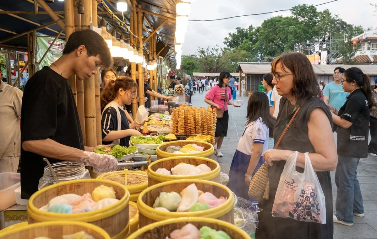 Dịp lễ này, TP Huế tổ chức nhiều sự kiện, hoạt động như: Chương trình Huế - Kinh đô ẩm thực, 'Chợ quê ngày hội', mở cửa một số khu vực Đại nội về đêm… càng tăng sức hút. Dịp lễ này, TP Huế tổ chức nhiều sự kiện, hoạt động như: Chương trình Huế - Kinh đô ẩm thực, 'Chợ quê ngày hội', mở cửa một số khu vực Đại nội về đêm… càng tăng sức hút.