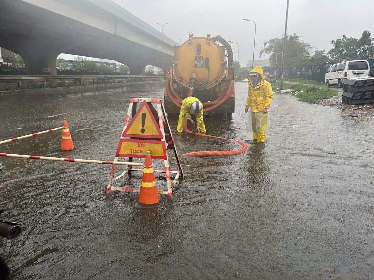 Một điểm ngập lụt trên đường Nguyễn Xiển. Công nhân Công ty Thoát nước Hà Nội đang ứng trực. Ảnh: Sơn Bách. Một điểm ngập lụt trên đường Nguyễn Xiển. Công nhân Công ty Thoát nước Hà Nội đang ứng trực. Ảnh: Sơn Bách.