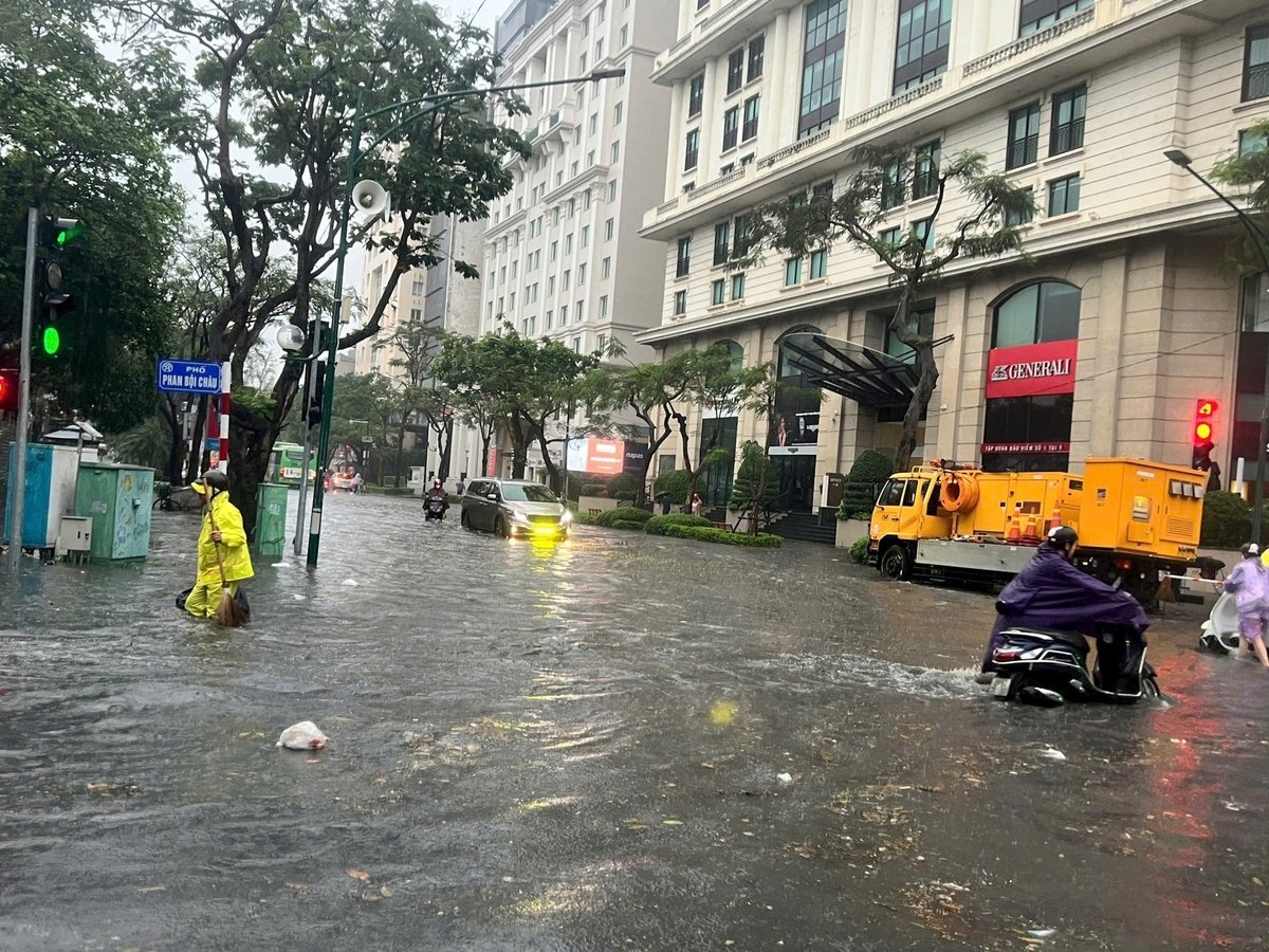 Khu vực trung tâm Hà Nội, phố Phan Bội Châu giao với phố Lý Thường Kiệt cũng không tránh khỏi tình trạng ngập sâu. Ảnh: Sơn Bách. Khu vực trung tâm Hà Nội, phố Phan Bội Châu giao với phố Lý Thường Kiệt cũng không tránh khỏi tình trạng ngập sâu. Ảnh: Sơn Bách.