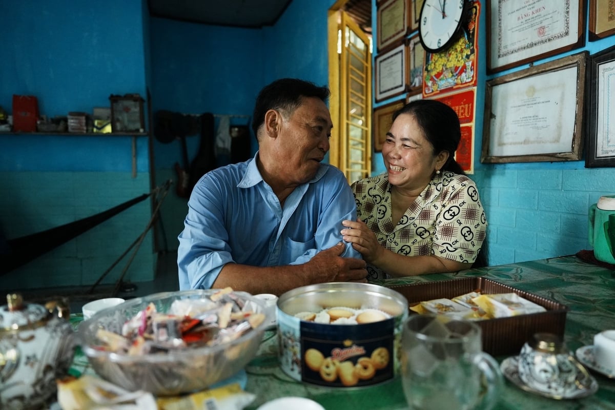 Cặp cợ chồng hạnh phúc và lãng mạn nhất rừng Cần Giờ Trần Minh Tùng - Nguyễn Thị Lắng. Ảnh: Phúc Lập. Cặp cợ chồng hạnh phúc và lãng mạn nhất rừng Cần Giờ Trần Minh Tùng - Nguyễn Thị Lắng. Ảnh: Phúc Lập.