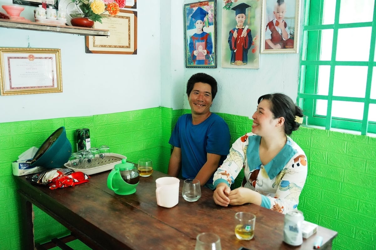 Lê Hoàng Anh, hậu duệ đời thứ 3 giữ rừng Cần Giờ và cô vợ xinh đẹp người dân tộc Mường Phạm Thị Oanh. Ảnh: Phúc Lập. Lê Hoàng Anh, hậu duệ đời thứ 3 giữ rừng Cần Giờ và cô vợ xinh đẹp người dân tộc Mường Phạm Thị Oanh. Ảnh: Phúc Lập.