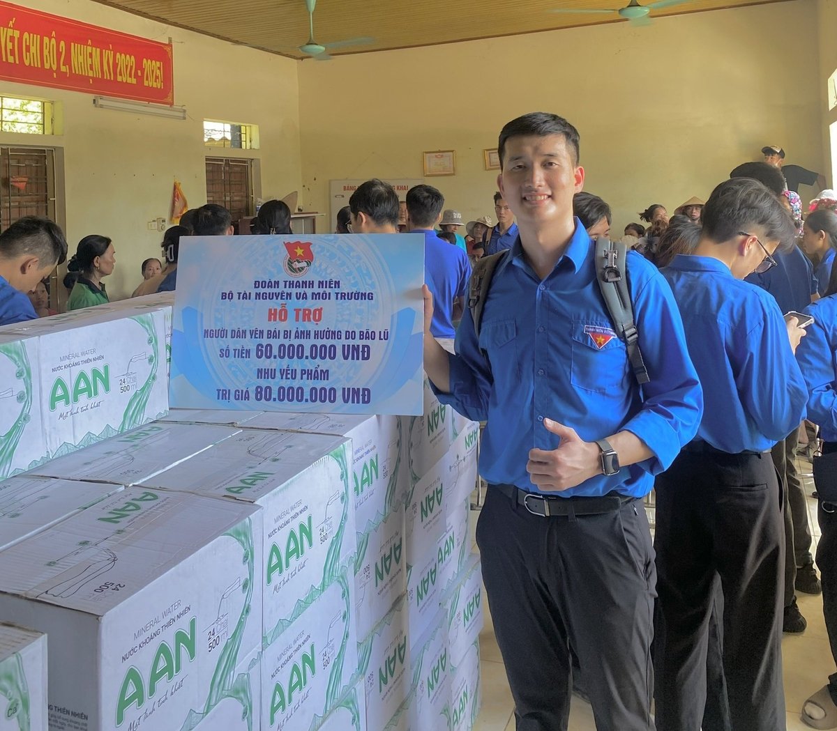 Đặng Xuân Thái, Bí thư Ban chấp hành Đoàn Cục Biến đổi Khí hậu trong một lần đi Yên Bái hỗ trợ nhu yếu phẩm cho người dân đang bị ngập lụt. Ảnh: NVCC.