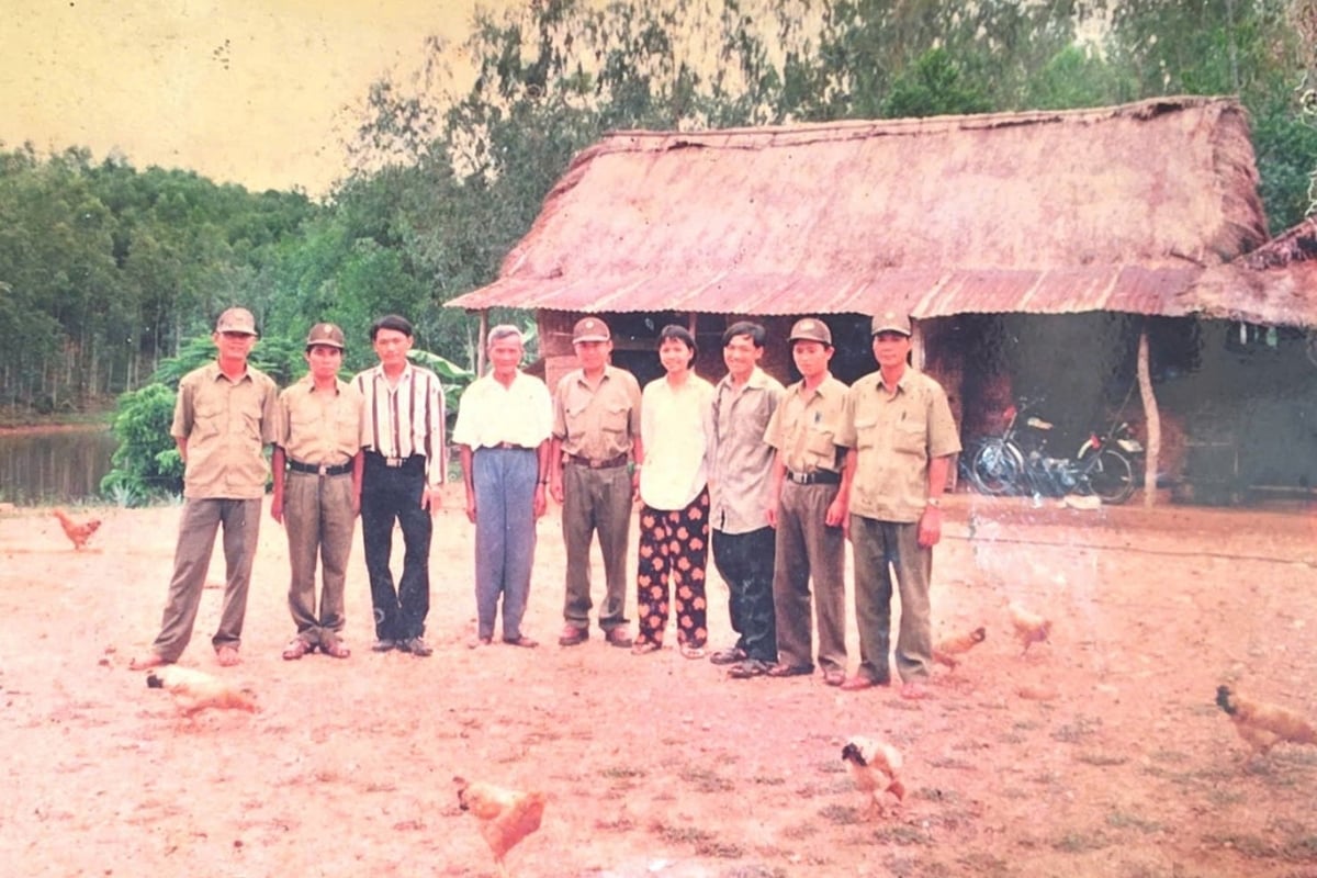Cựu tù binh Phú Quốc Cáp Đình Hội (áo trắng, thứ tư từ trái sang) chụp ảnh lưu niệm cùng cán bộ ngành lâm nghiệp tỉnh Quảng Trị trước ngôi nhà tranh tại khe Bướm Bạc những ngày đầu hồi hương. Ảnh: Gia đình cung cấp. Cựu tù binh Phú Quốc Cáp Đình Hội (áo trắng, thứ tư từ trái sang) chụp ảnh lưu niệm cùng cán bộ ngành lâm nghiệp tỉnh Quảng Trị trước ngôi nhà tranh tại khe Bướm Bạc những ngày đầu hồi hương. Ảnh: Gia đình cung cấp.