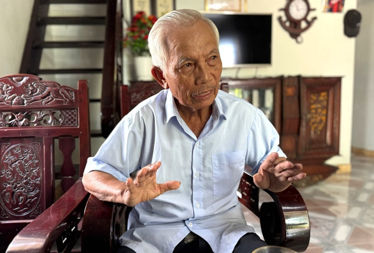 Ông Thiều Huynh, nguyên Bí thư Đảng ủy xã Điện Quang, kể về quá khứ hào hùng cùng sự phát triển theo từng thời kỳ của vùng đất quê hương. Ảnh: L.K. Ông Thiều Huynh, nguyên Bí thư Đảng ủy xã Điện Quang, kể về quá khứ hào hùng cùng sự phát triển theo từng thời kỳ của vùng đất quê hương. Ảnh: L.K.