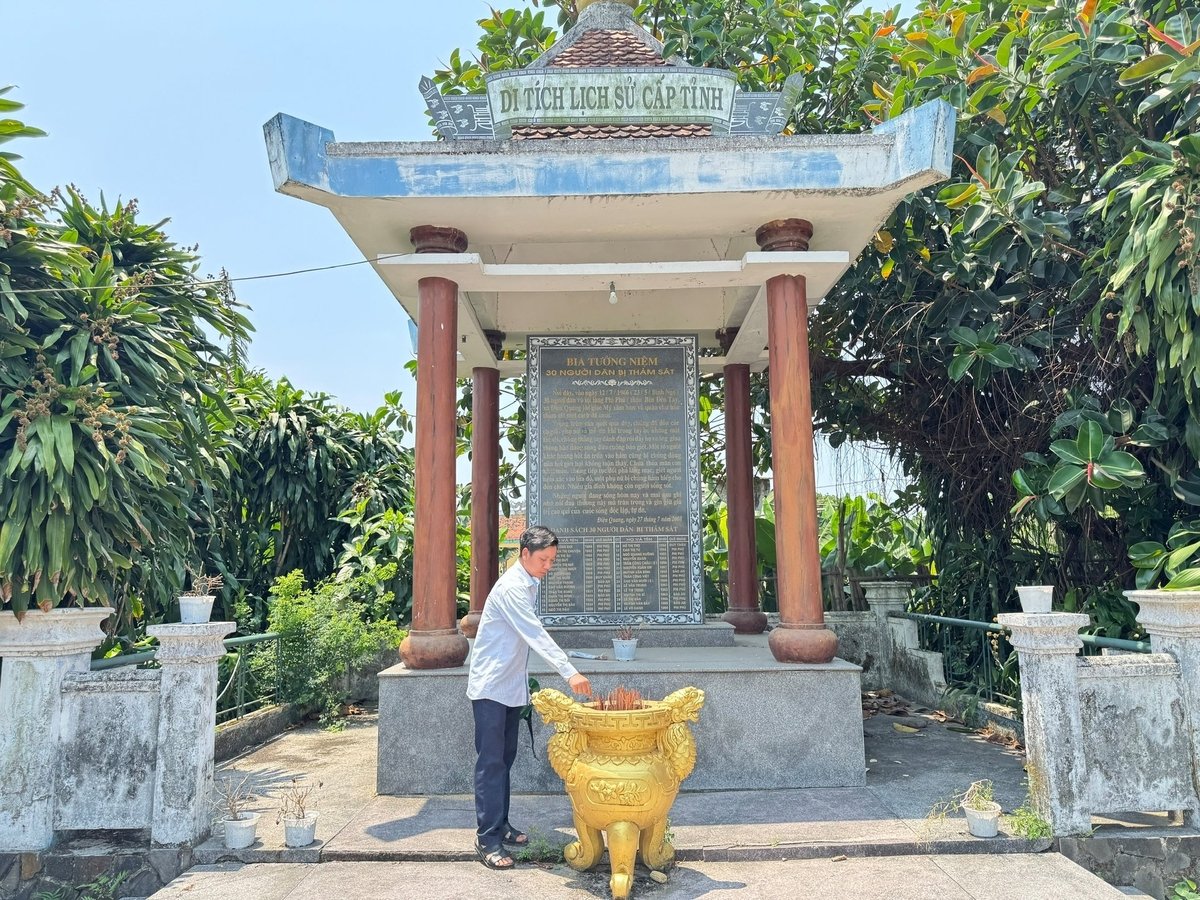 Bia tưởng niệm cuộc thảm sát Phi Phú ở xã Điện Quang tưởng nhớ những người dân đã ngã xuống trong thời kỳ kháng chiến chống Mỹ. Ảnh: L.K. Bia tưởng niệm cuộc thảm sát Phi Phú ở xã Điện Quang tưởng nhớ những người dân đã ngã xuống trong thời kỳ kháng chiến chống Mỹ. Ảnh: L.K.