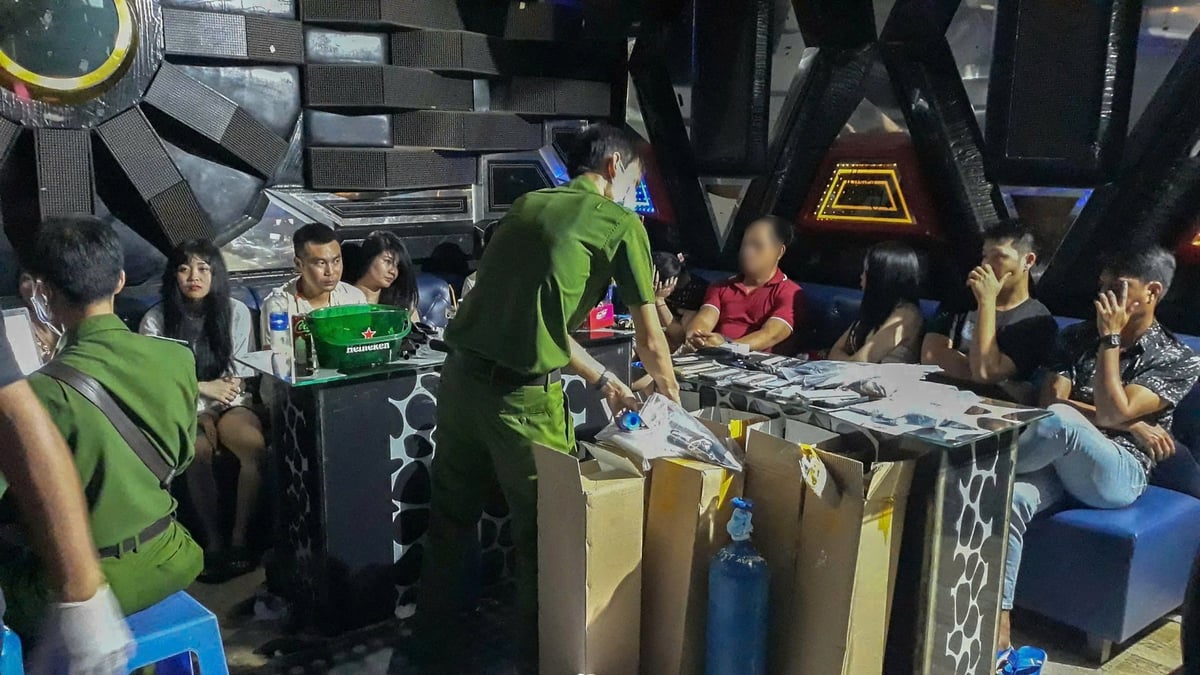 Lực lượng chức năng kiểm tra phòng VIP 6 karaoke OLALA. Ảnh: Hồ Thảo. Lực lượng chức năng kiểm tra phòng VIP 6 karaoke OLALA. Ảnh: Hồ Thảo.
