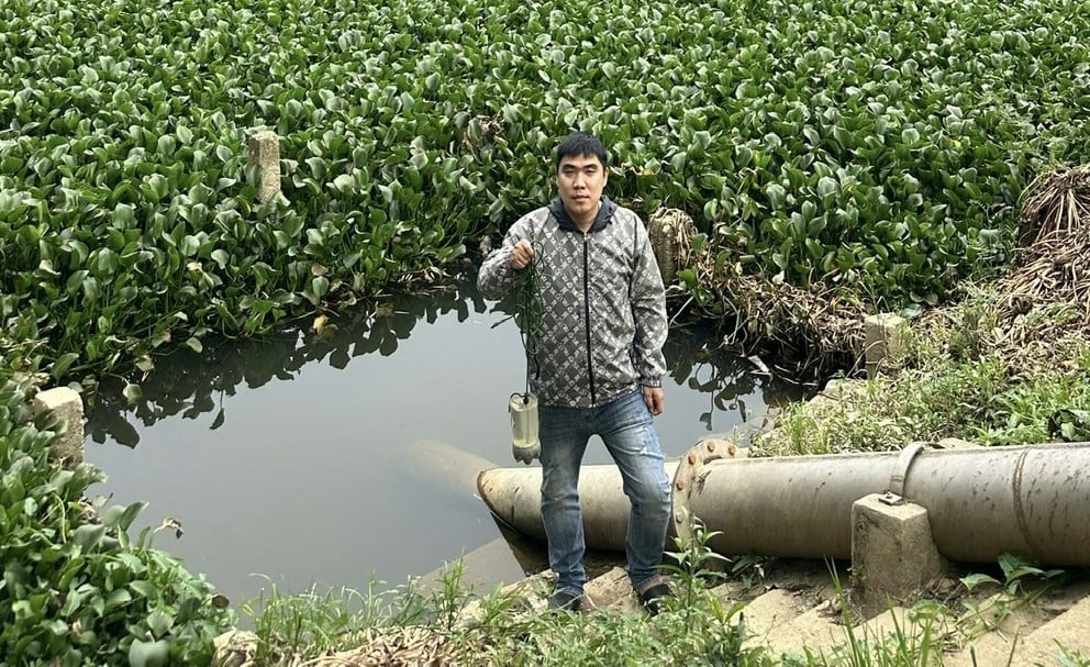 Viện Khoa học Thủy lợi miền Trung và Tây Nguyên lấy mẫu nước tại các điểm quan trắc. Ảnh: PV. Viện Khoa học Thủy lợi miền Trung và Tây Nguyên lấy mẫu nước tại các điểm quan trắc. Ảnh: PV.